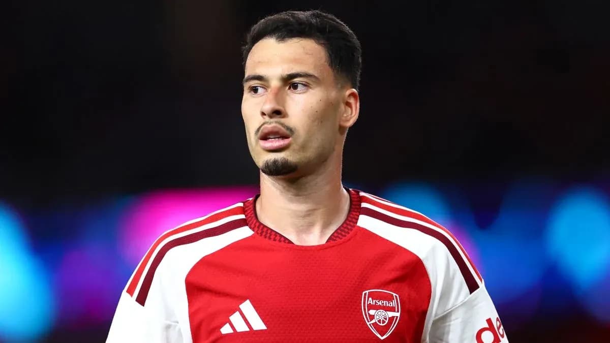 Futbolchi Arsenal formasida maydonga chiqmoqda