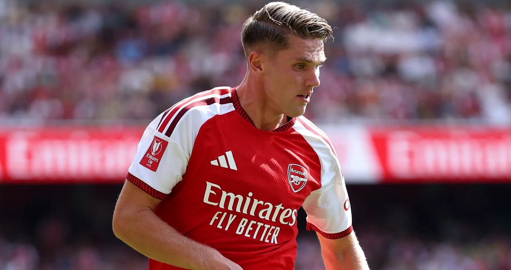 Futbolchi Arsenal formasida maydonda harakatda