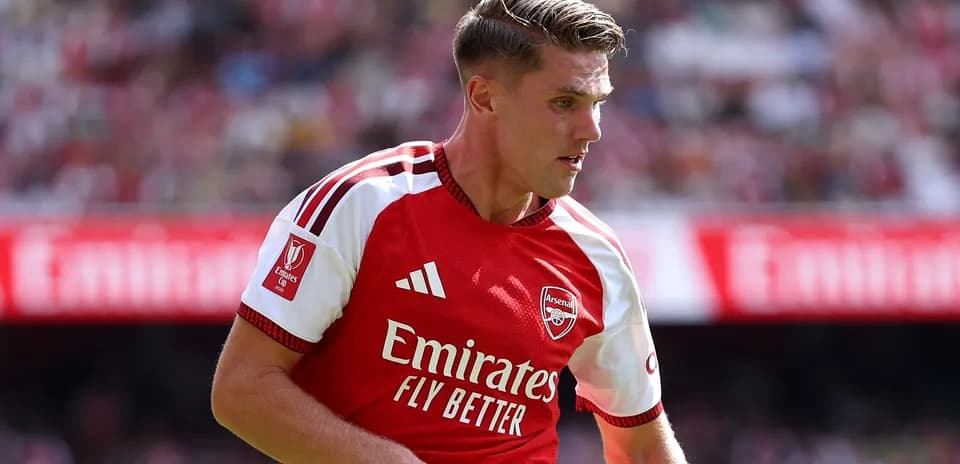 Futbolchi Arsenal formasida maydonda harakatda