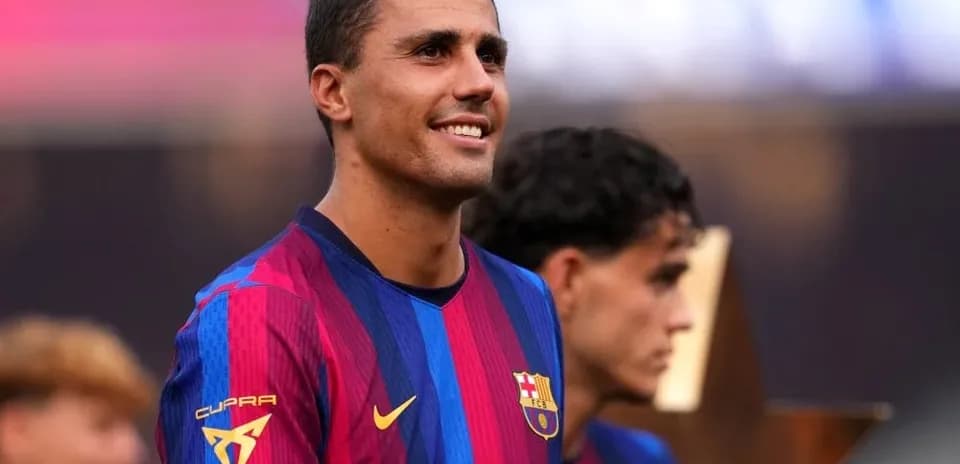 Futbolchi Barcelona formasida, mukofot oldida turibdi