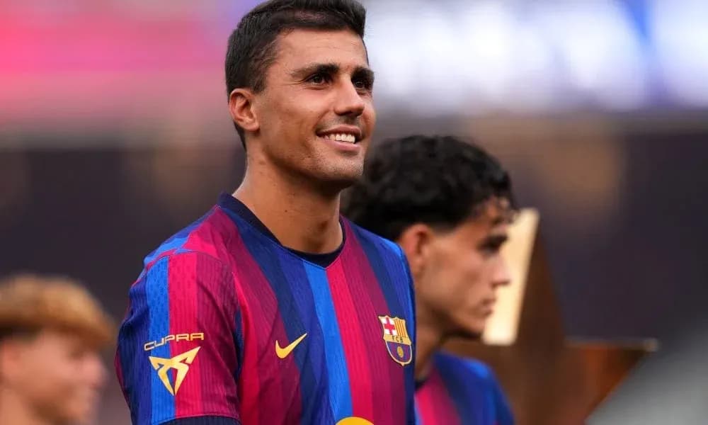 Futbolchi Barcelona formasida, mukofot oldida turibdi