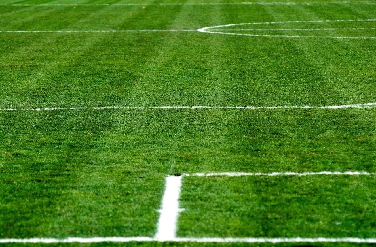 Yozgi futbol maydoni chizilgan chiziqlar bilan