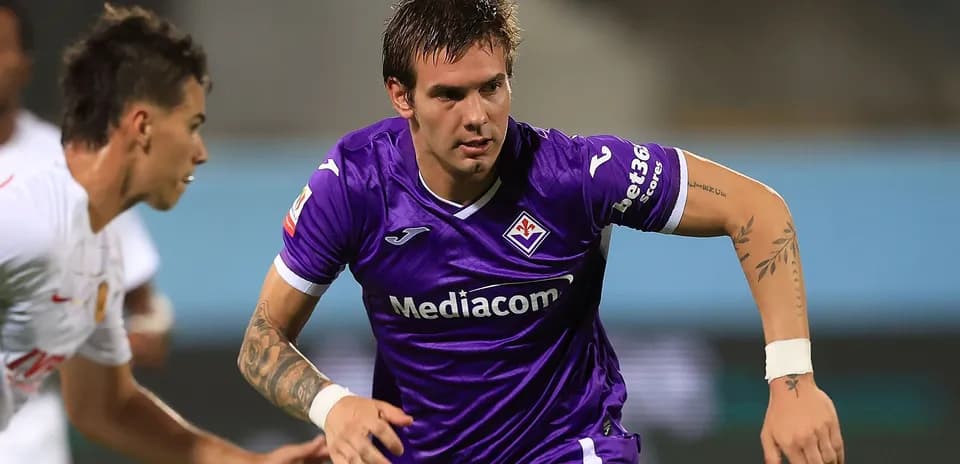 Fiorentina player dribbling the ball during match