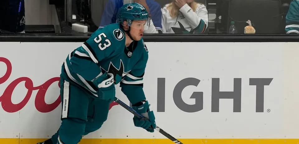 Hockey player in teal uniform on the ice