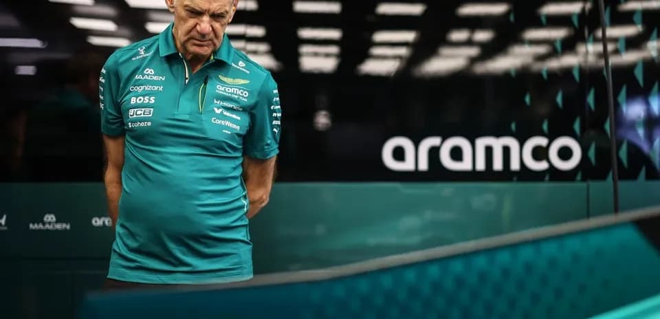 Muhandis Aston Martin jamoasi oldida turgan holda