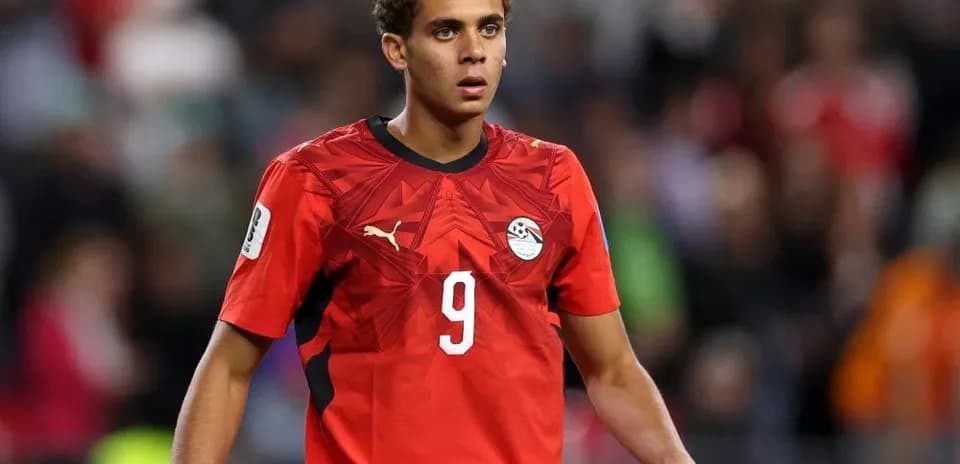 Futbolchi o'yinda, qizil forma kiygan