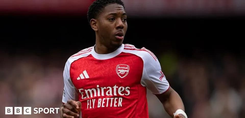 Futbolchi Arsenal formasida maydonda harakatda