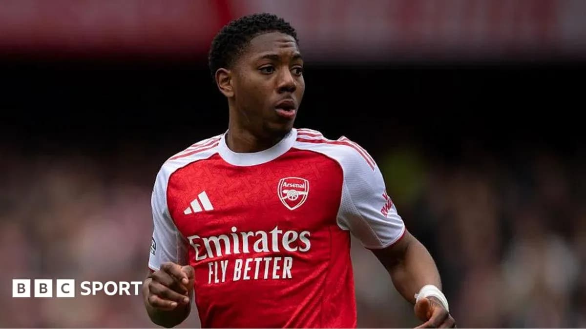 Futbolchi Arsenal formasida maydonda harakatda