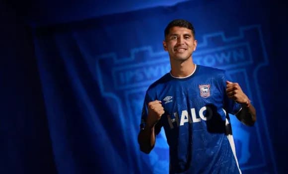 Futbolchi Ipswich Town formasi bilan poz bermoqda