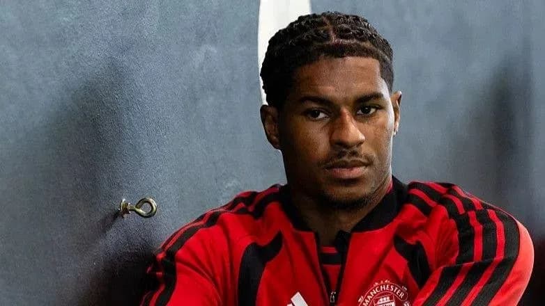 Futbolchi qizil jamoa kiyimida suratga olingan