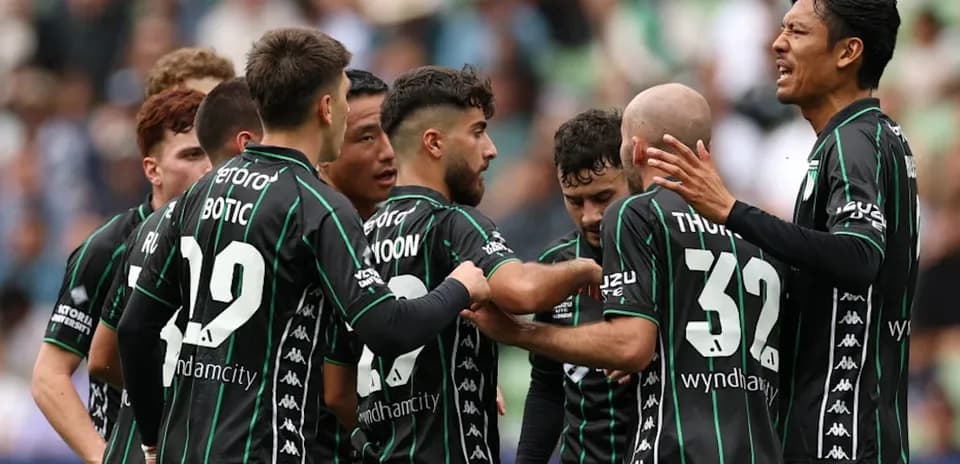 Futbolchilar bir-biriga muhokama qilmoqda