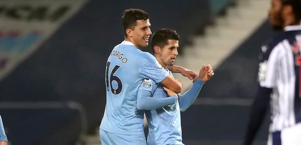 Ikkita futbolchi bir-birini quchoqlayotgan payt