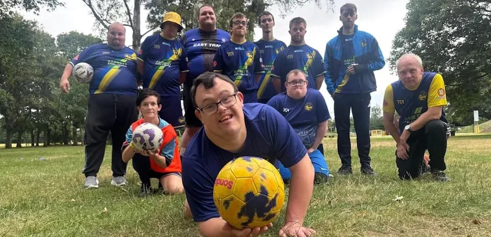 Jamoa futbol o'ynayotgan sportchilar guruhini ko'rsatadi