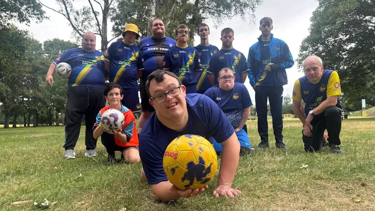 Jamoa futbol o'ynayotgan sportchilar guruhini ko'rsatadi
