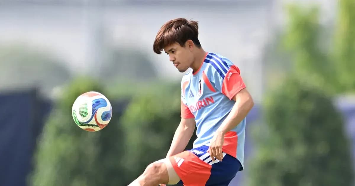 Futbolchi to'pni tepayotgan mashg'ulotda