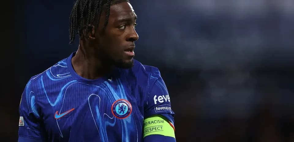 Futbolchi maydonga qarab turgan, Chelsea formasida