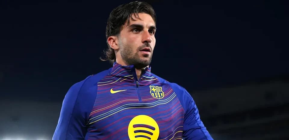 Futbolchi stadionda o'yin oldidan tayyorgarlikda