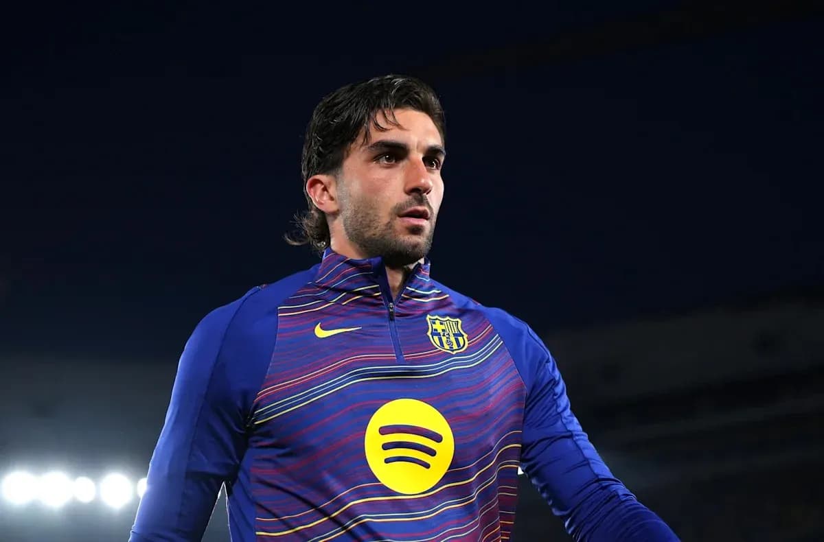 Futbolchi stadionda o'yin oldidan tayyorgarlikda