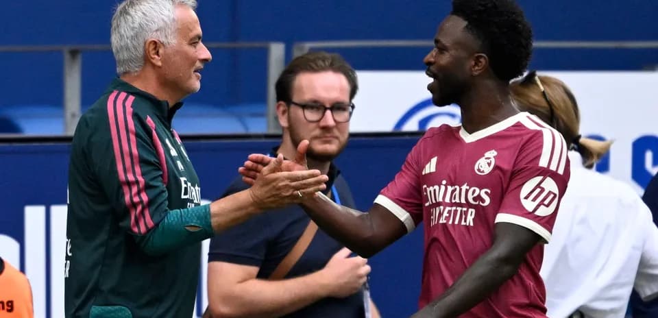 Trener va futbolchi o'rtasida qo'l siqish