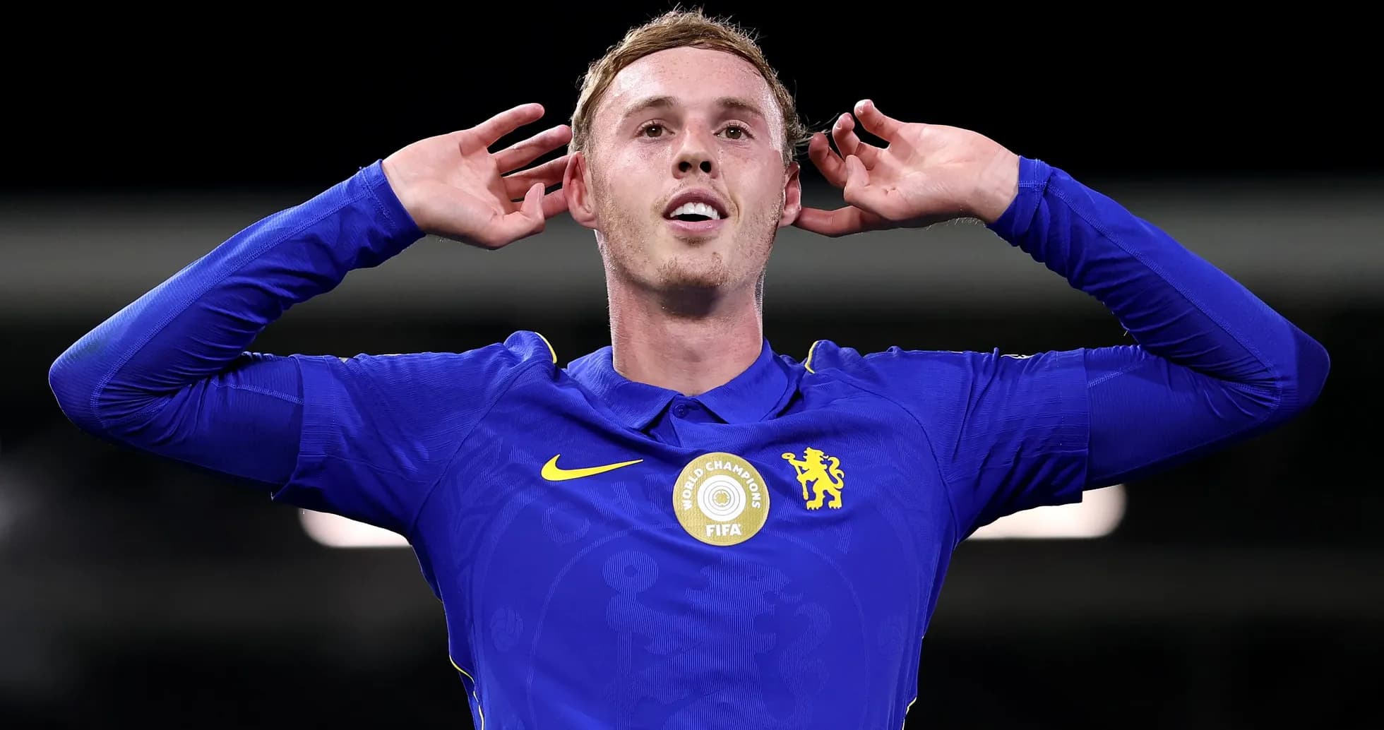 Futbolchi qo'llarini quloqlariga olib borgan