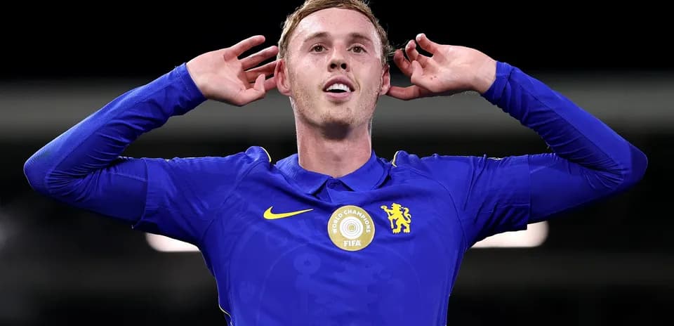Futbolchi qo'llarini quloqlariga olib borgan