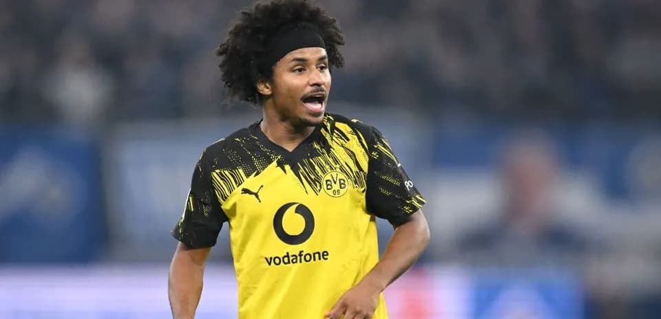 Futbolchi BVB formasida maydonda harakatda