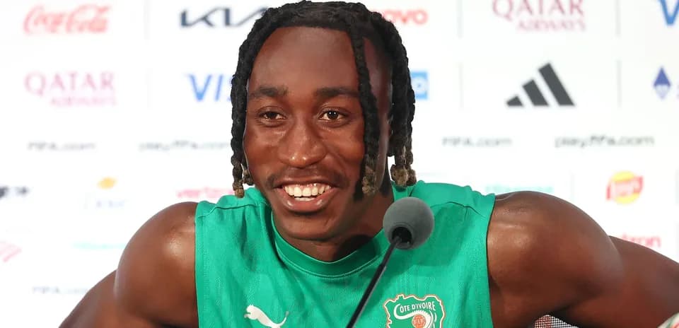 Futbolchi matbuot anjumanida gapirayotgan