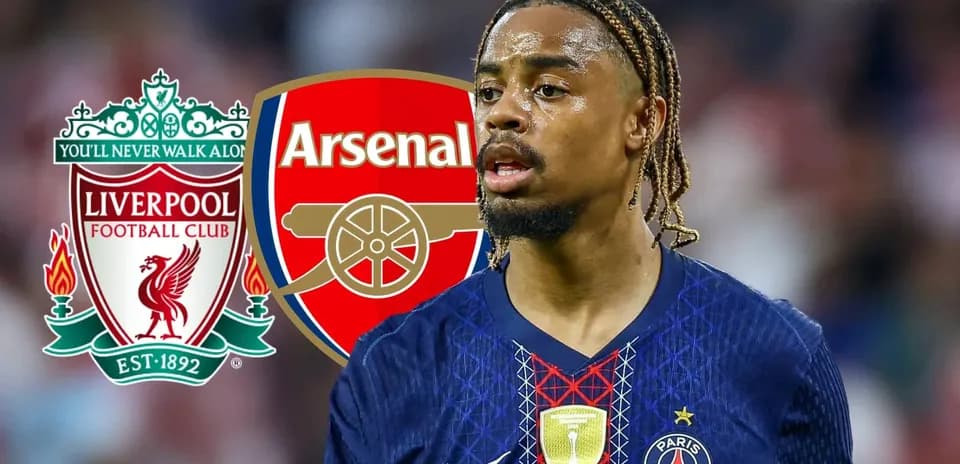 Futbolchi PSG formasida, Liverpool va Arsenal logotiplari fonida