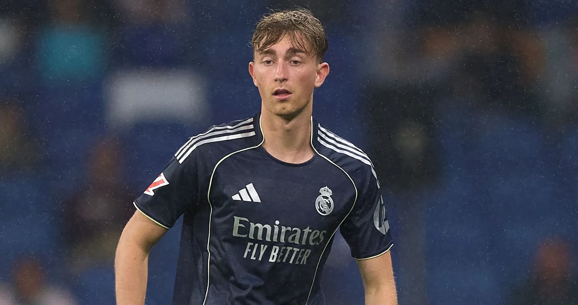 Futbolchi Real Madrid formasida maydonda harakatda