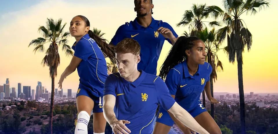 Futbolchilar Los-Anjeles manzarasida ko'rsatilgan