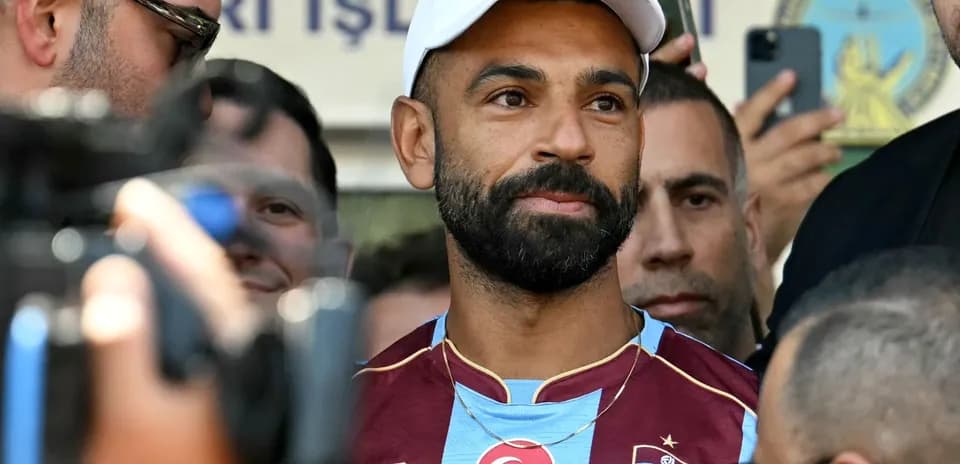 Futbolchi muxbirlar bilan suhbatlashmoqda