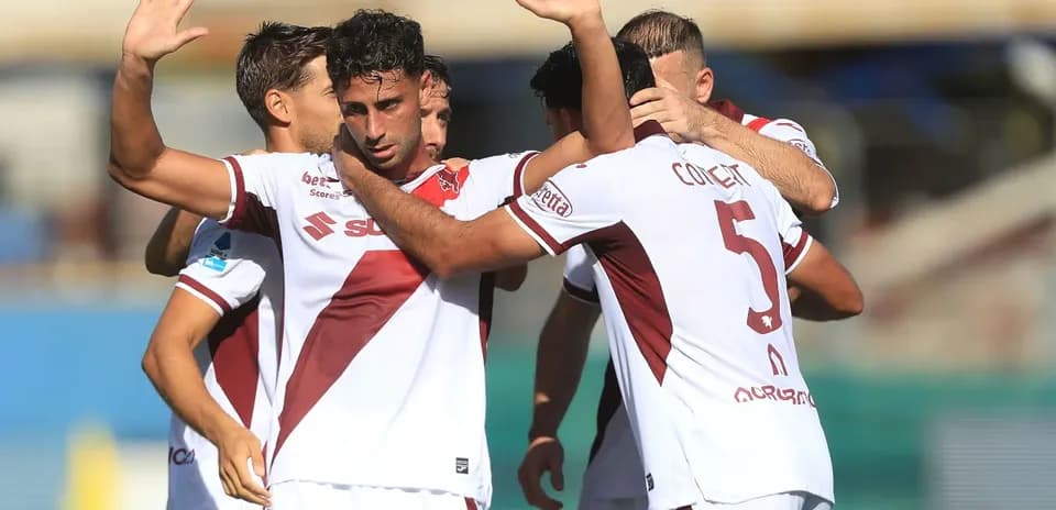 O'yinchilar gol urganidan keyin bir-birini tabriklamoqda