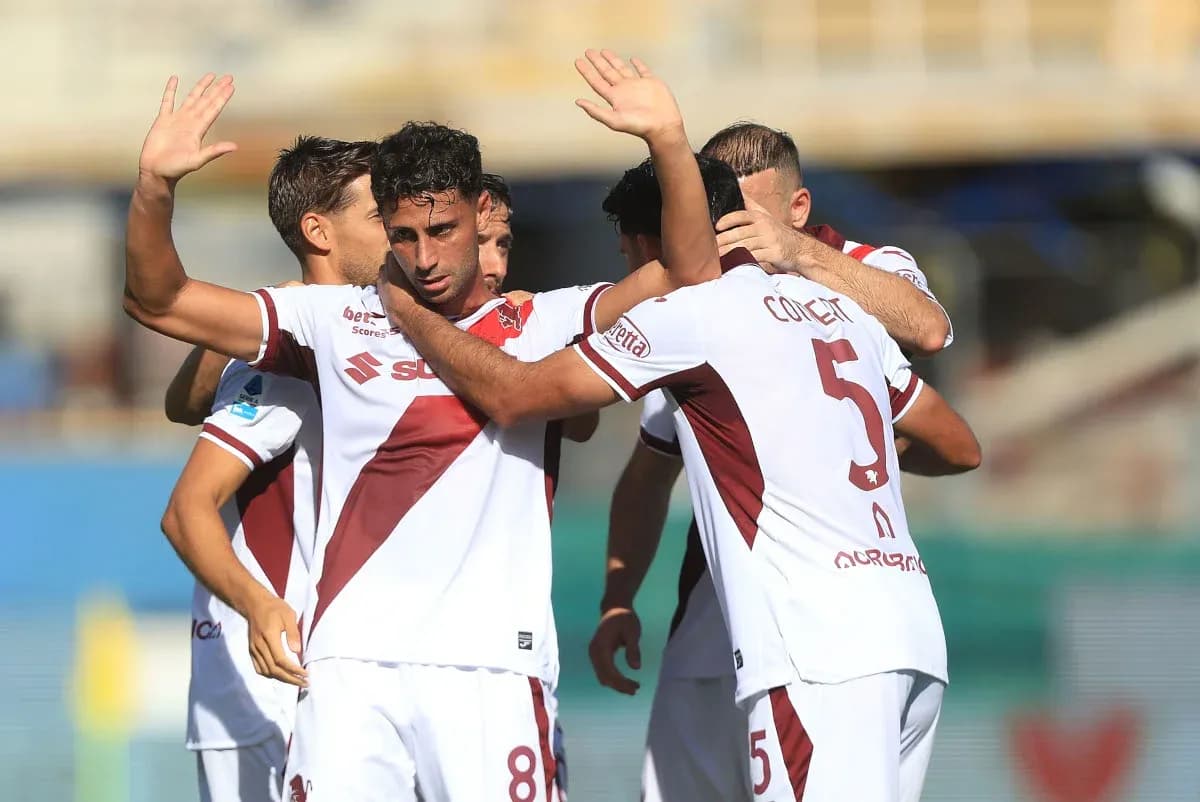 O'yinchilar gol urganidan keyin bir-birini tabriklamoqda