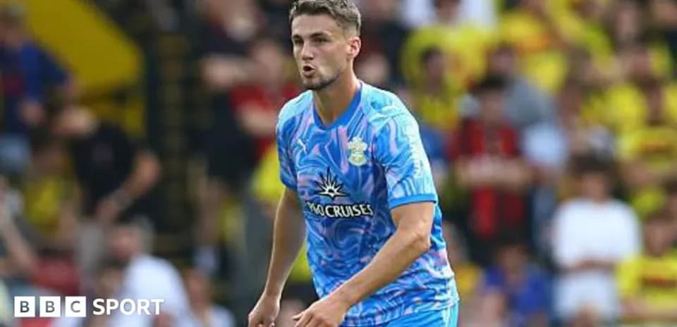 Futbolchi o'yin davomida harakatda