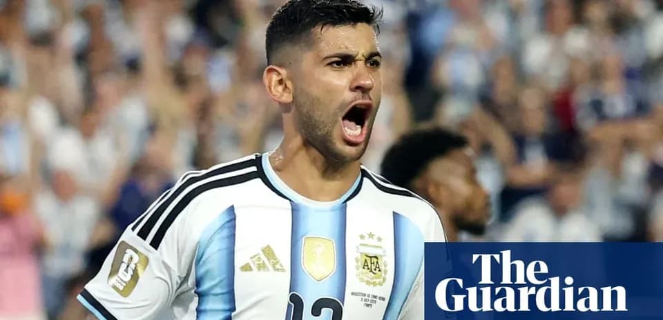 Futbolchi goli nishonlayotgan o'yinchi