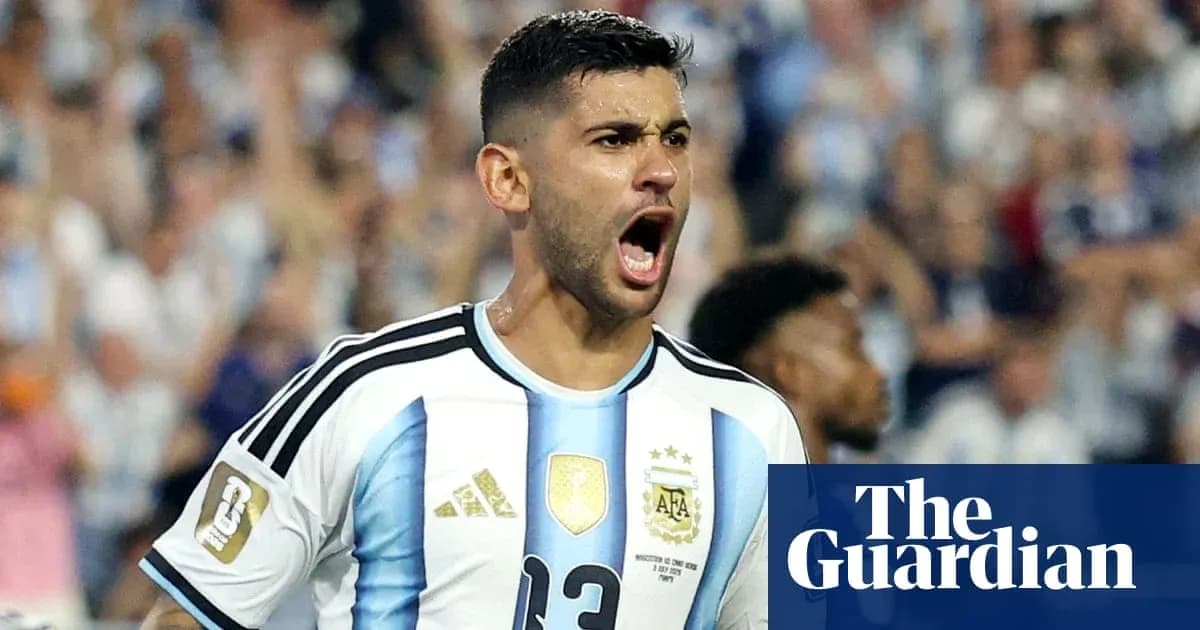 Futbolchi goli nishonlayotgan o'yinchi