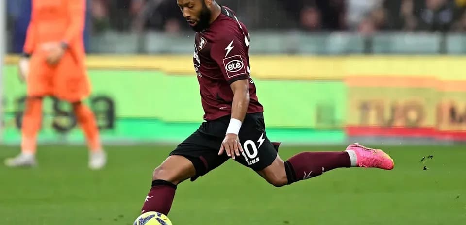 Futbolchi to'pni urayotgan payti