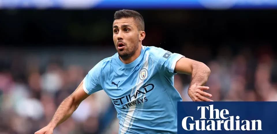Futbolchi maydonida harakat qilayotgan Manchester City o'yinchisi