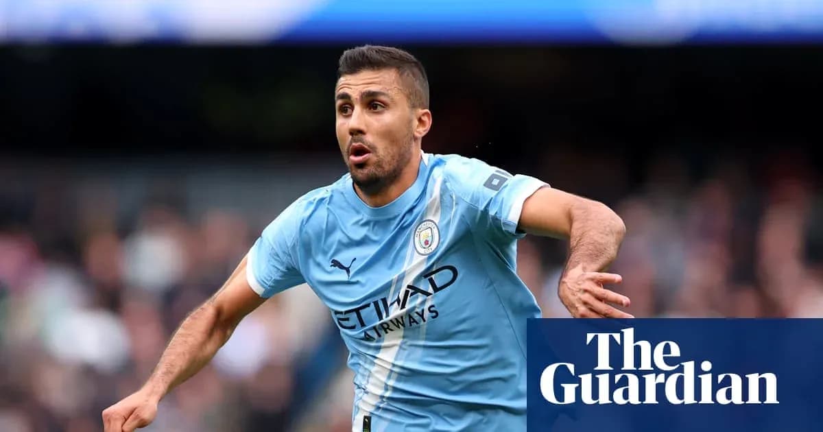 Futbolchi maydonida harakat qilayotgan Manchester City o'yinchisi