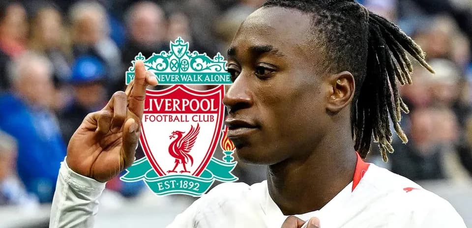 Futbolchi Liverpool logosi oldida raqibga ishora qilmoqda