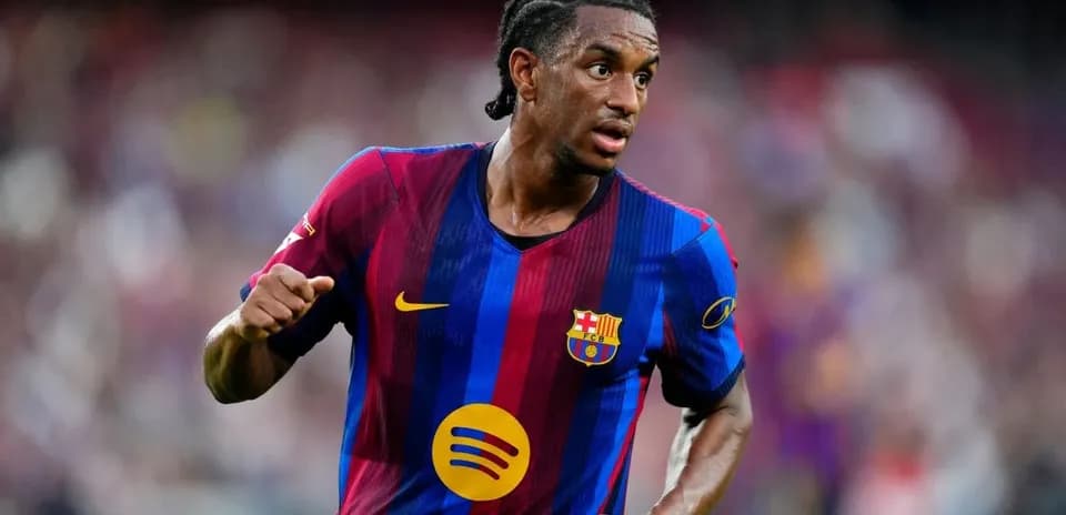Futbolchi Barcelona formasida maydonda harakat qilmoqda
