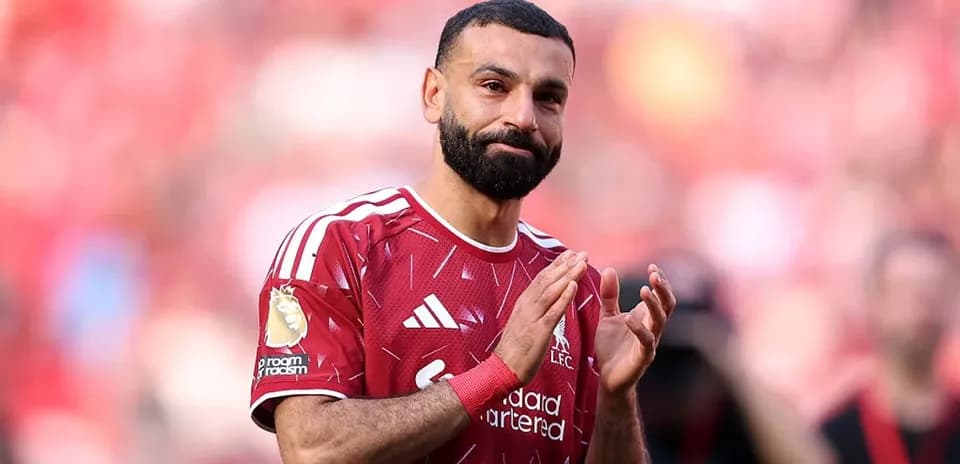 Futbolchi maydonda muxlislarni qo'llab-quvvatlamoqda