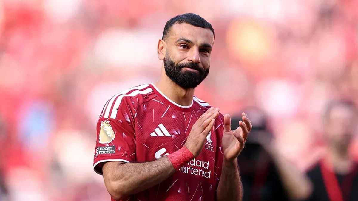 Futbolchi maydonda muxlislarni qo'llab-quvvatlamoqda Futbolchi maydonda muxlislarni qo'llab-quvvatlamoqda