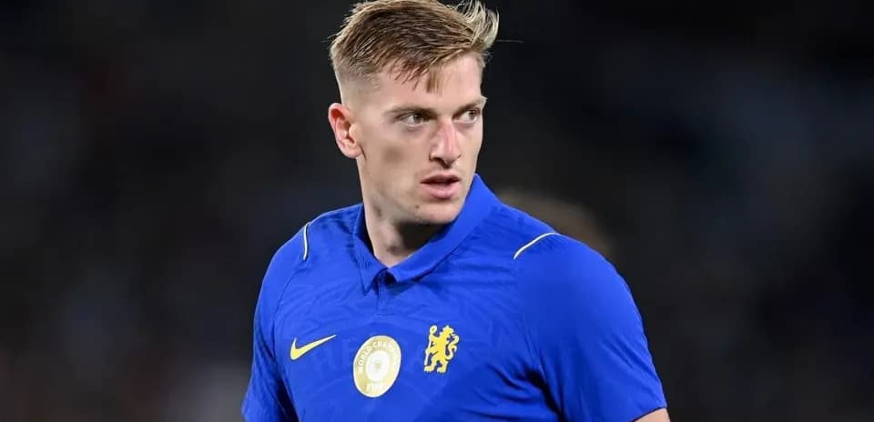 Futbolchi Chelsea formasida, o'yin maydonida