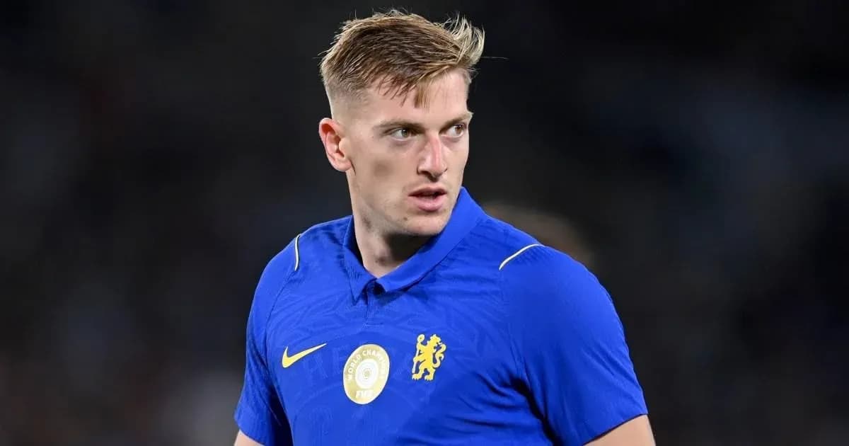 Futbolchi Chelsea formasida, o'yin maydonida