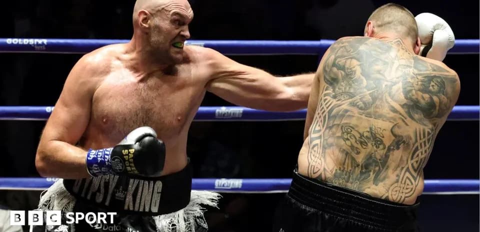 Bokschi ringida zarba berayotgan Tyson Fury