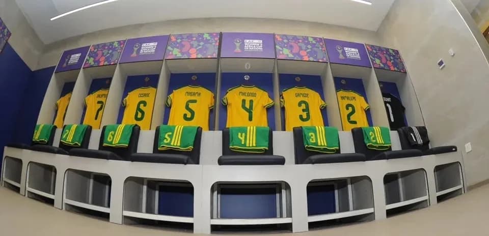 Futbol jamoasi kiyimlari o'rinlarida joylashgan