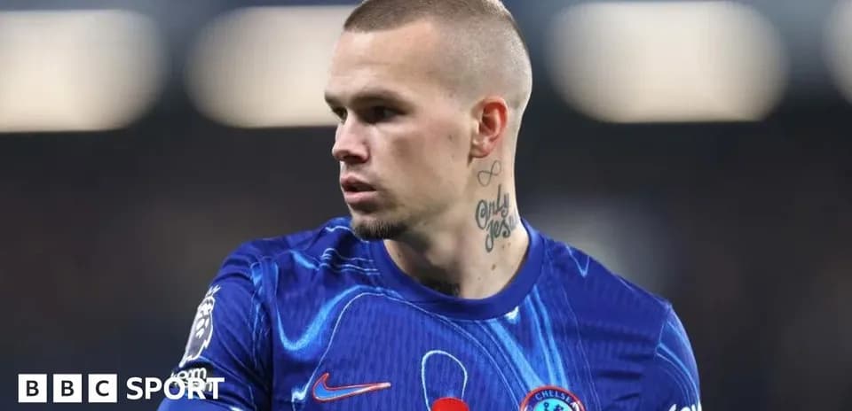 Futbolchi Chelsea formasida maydonga chiqmoqda