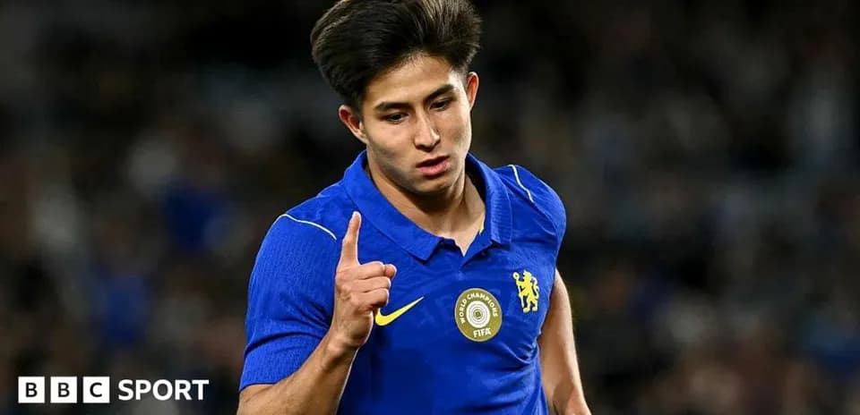 Futbolchi raqibga ishora qilmoqda