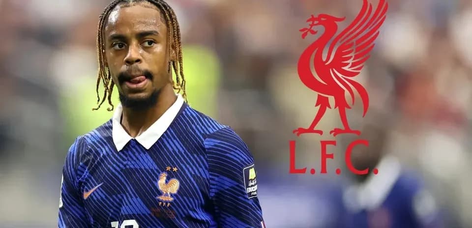 Futbolchi Franciya formasida, Liverpool logosi bilan